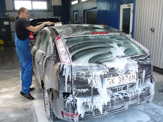 Skuteczne mycie auta